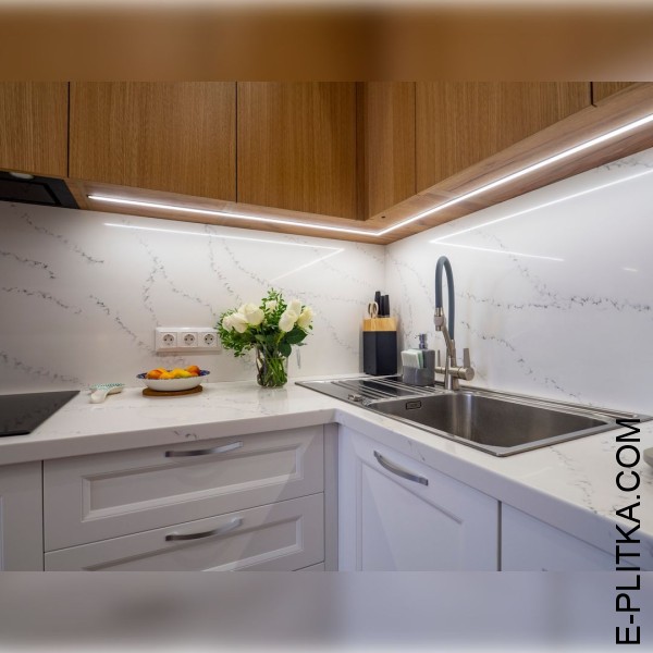 Светлая кухня в стиле эклектика с деревянными акцентами