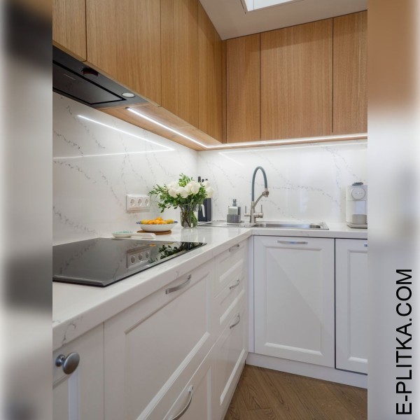 Светлая кухня в стиле эклектика с деревянными акцентами