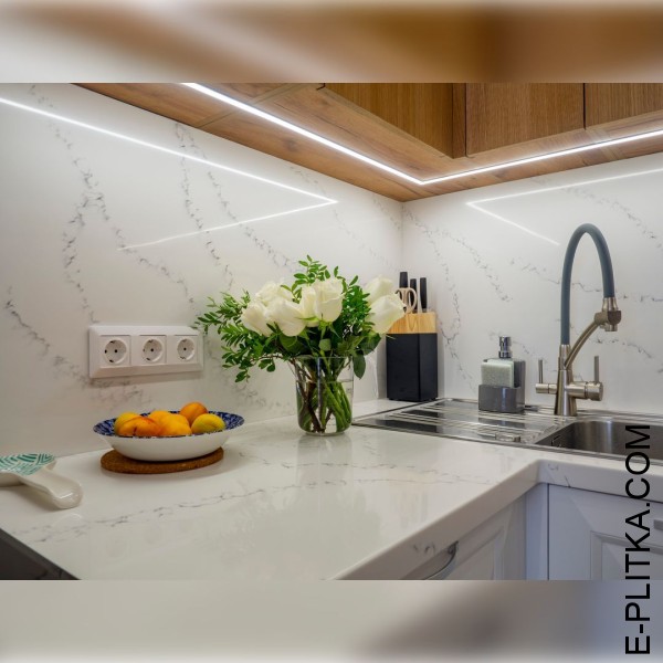 Светлая кухня в стиле эклектика с деревянными акцентами