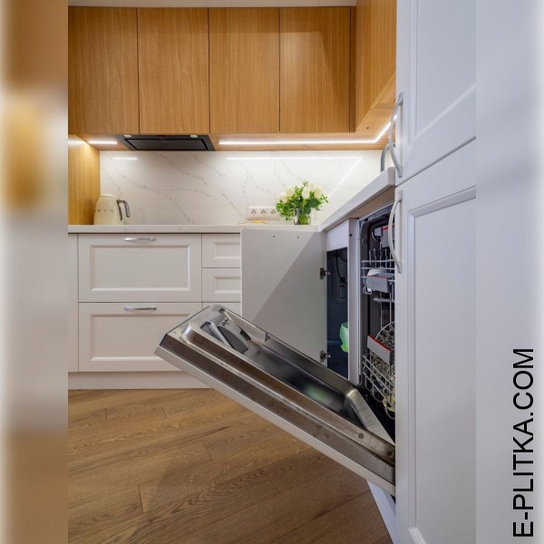 Светлая кухня в стиле эклектика с деревянными акцентами