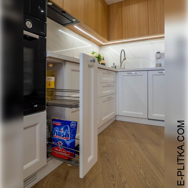 Светлая кухня в стиле эклектика с деревянными акцентами