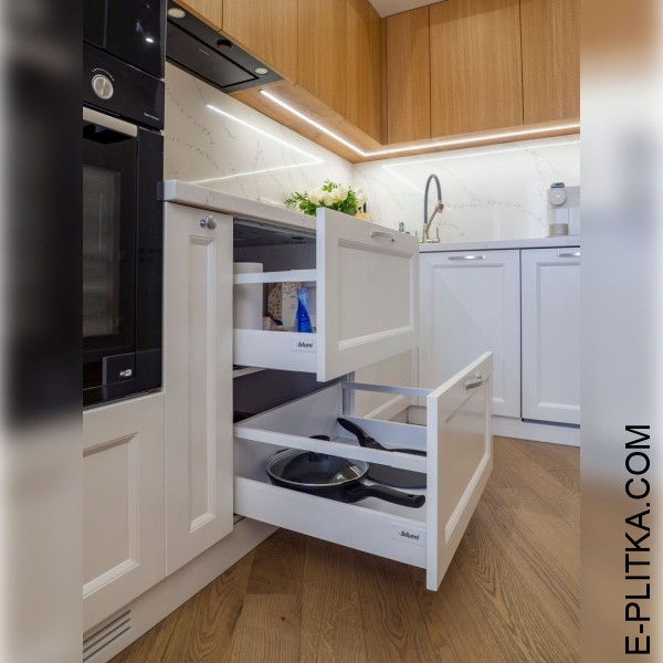 Светлая кухня в стиле эклектика с деревянными акцентами