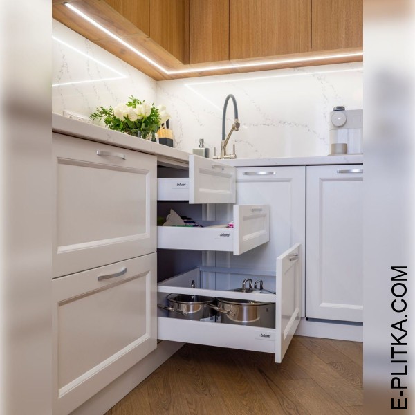 Светлая кухня в стиле эклектика с деревянными акцентами