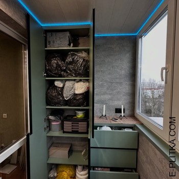 Зелена балконна шафа та тумба на лоджію