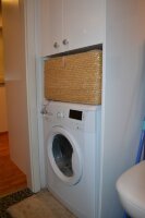 Стиральная машинка в ванной в шкафу