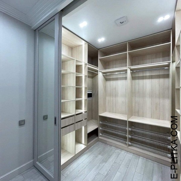 Гардеробная комната с дверями-купе с зеркалом в стиле неоклассика