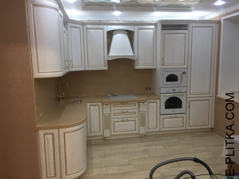 Кухня из массива ясеня с каменной столешницей