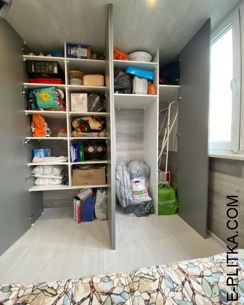 Виготовимо шафу на великий балкон з розпашними дверима в Києві на замовлення в нестандартних розмірах і за індивідуальним дизайн-проектом. Вбудована шафа для великого балкона сірого кольору. ТЕЛЕФОНУЙТЕ ☎️ +38(073) 576 63 03 ✔️ Найкраща якість та ціни!