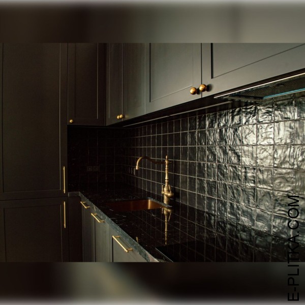 Матовая кухня черного цвета с рамочными фасадами