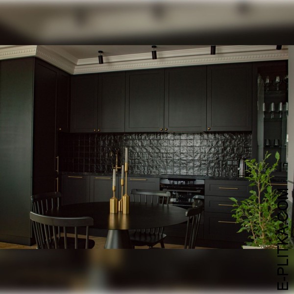 Матовая кухня черного цвета с рамочными фасадами