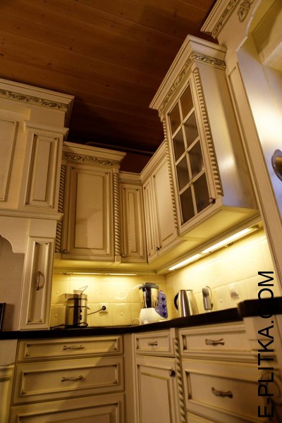 Кухня из массива березы с резным декором фасадов