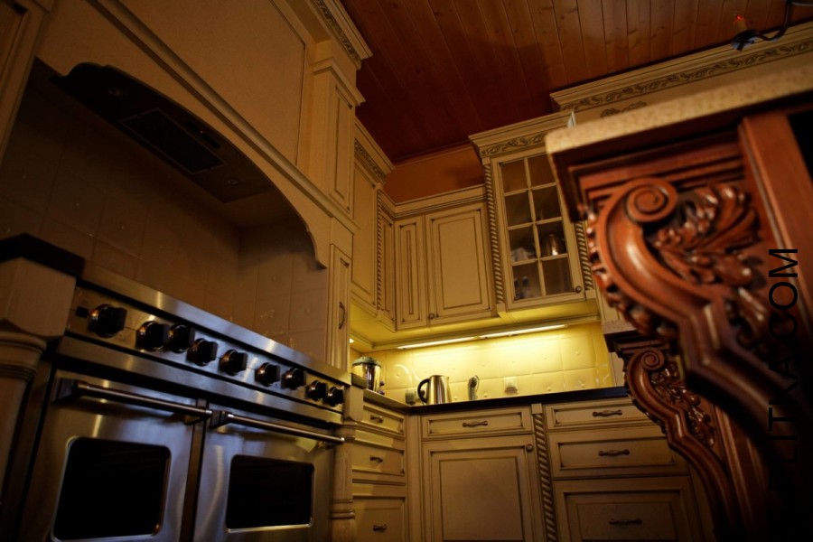 Кухня из массива березы с резным декором фасадов