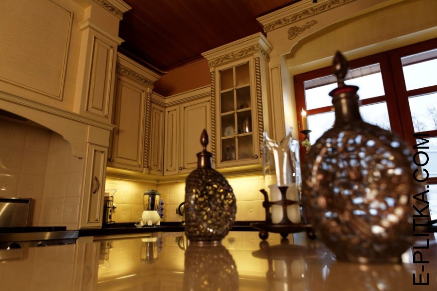 Кухня из массива березы с резным декором фасадов