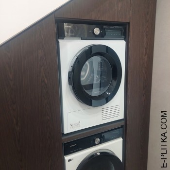 Шафа під мансардний скос сходинок у гостьовий санвузол