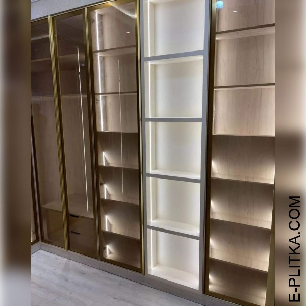 Скляна гардеробна кімната в золотому обрамленні