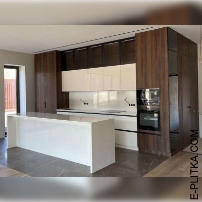 Кухня кольору горіхового дерева з білим глянсовим островом