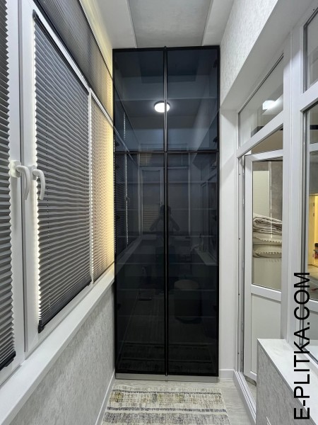 Двухдверный стеклянный шкаф на балкон до потолка Perfecta mebli Киев | E-Plitka.com