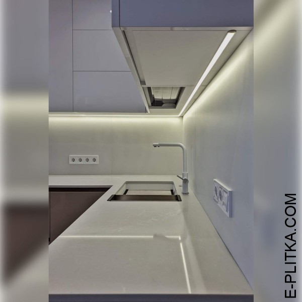 Бежева кухня з білим у глянцевому лаку