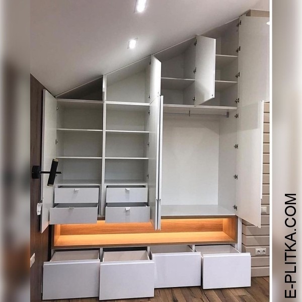 Розпашна шафа на мансарду зі скошеною стелею