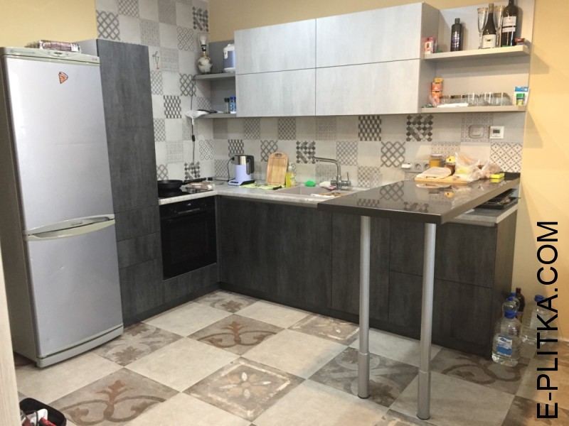 Кухня с барной стойкой и фасадами «под камень»