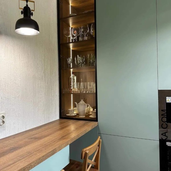 Кухня Fenix із чорною профільною ручкою