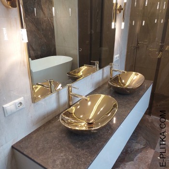 Меблі у ванну кімнату із золотими раковинами