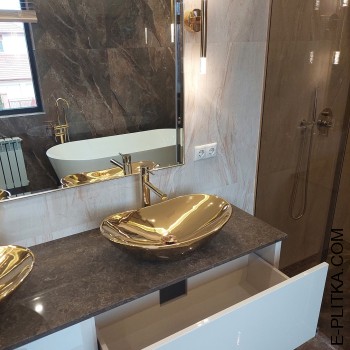 Меблі у ванну кімнату із золотими раковинами