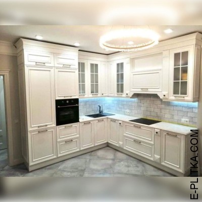 Світла кухня класика в сучасному інтер`єрі