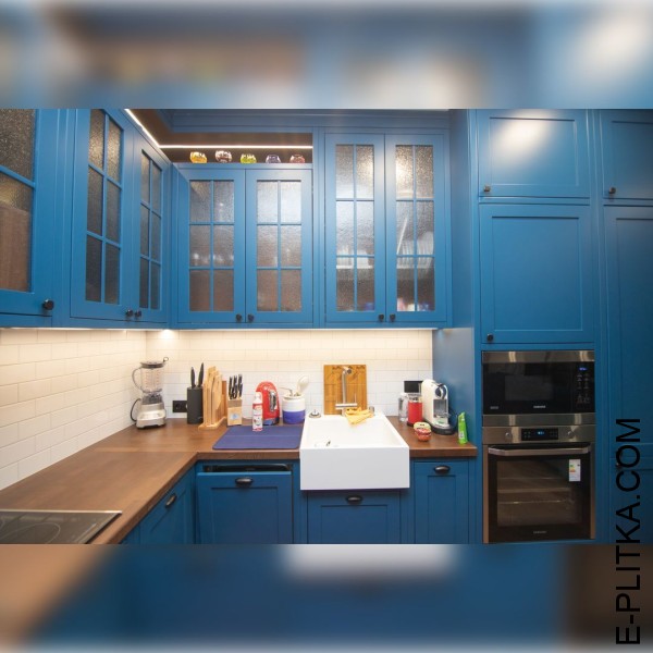Винтажная синяя кухня с полуостровом зелёного цвета