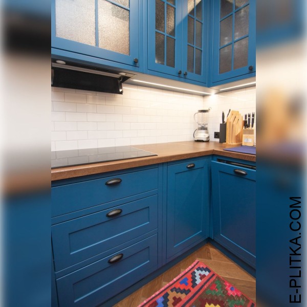Винтажная синяя кухня с полуостровом зелёного цвета