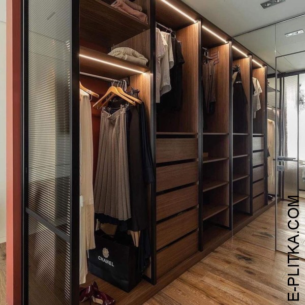 Спальня з гардеробною кімнатою у деревних тонах за склом