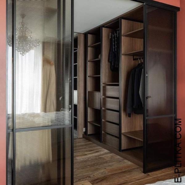 Спальня з гардеробною кімнатою у деревних тонах за склом