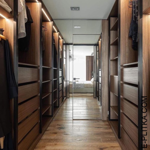 Спальня з гардеробною кімнатою у деревних тонах за склом