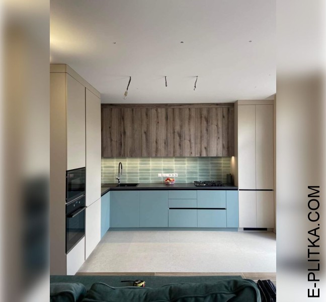 Голубая кухня с добавлением белого и текстуры темного дерева