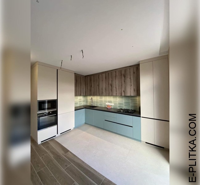 Голубая кухня с добавлением белого и текстуры темного дерева