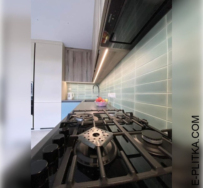 Голубая кухня с добавлением белого и текстуры темного дерева