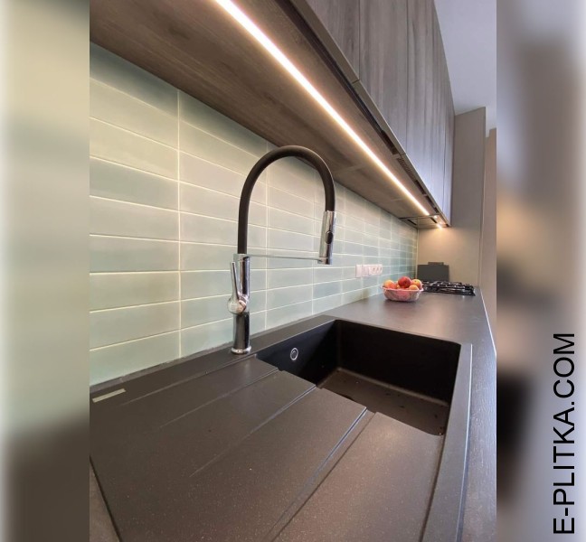 Голубая кухня с добавлением белого и текстуры темного дерева