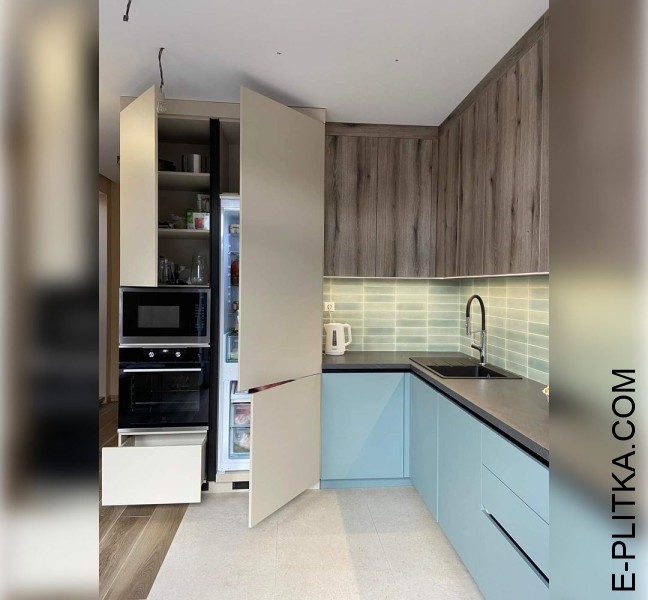 Голубая кухня с добавлением белого и текстуры темного дерева