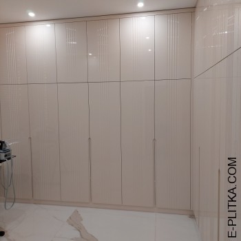 Сучасні шафи для гардеробної кімнати