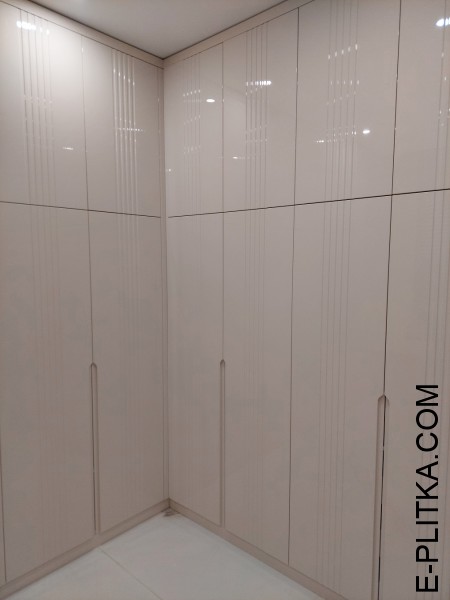 Изготовим в гардеробную шкафы под заказ в Киеве нестандартных размеров и по индивидуальному дизайн-проекту. Меблировка большой гардеробной глянцевыми шкафами встроенными в угол комнаты. ЗВОНИТЕ ☎️ +38(073) 576 63 03 ✔️ Лучшее качество и цены!