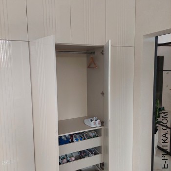 Сучасні шафи для гардеробної кімнати