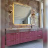Изготовим большую мебель для ванной в Киеве под заказ нестандартных размеров и по индивидуальному дизайн-проекту. Большая подвесная тумба на шесть выдвижных ящиков с рифлеными фасадами розового цвета под столешницу. ЗВОНИТЕ ☎️ (063) 641 35 65 ✔️ Лучшее ка