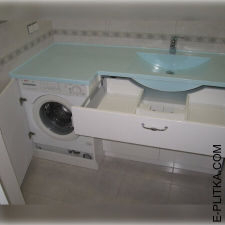 Ванная комната со встроенной стиральной машиной