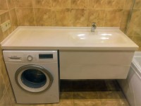 Пральна машина під стільницею у ванній кімнаті