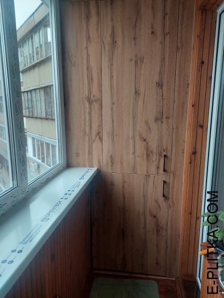 Шкаф на заказ встроенный в нишу балкона