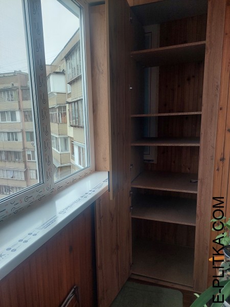 Виготовимо балконну шафу на замовлення вбудовану під розмір балкона в Києві нестандартної форми та за індивідуальним дизайн-проектом. Шафа для балкона вбудована в нішу з розпашними дверцятами від підлоги до стелі. ТЕЛЕФОНУЙТЕ ☎️ +38(073) 576 63 03 ✔️ Найк
