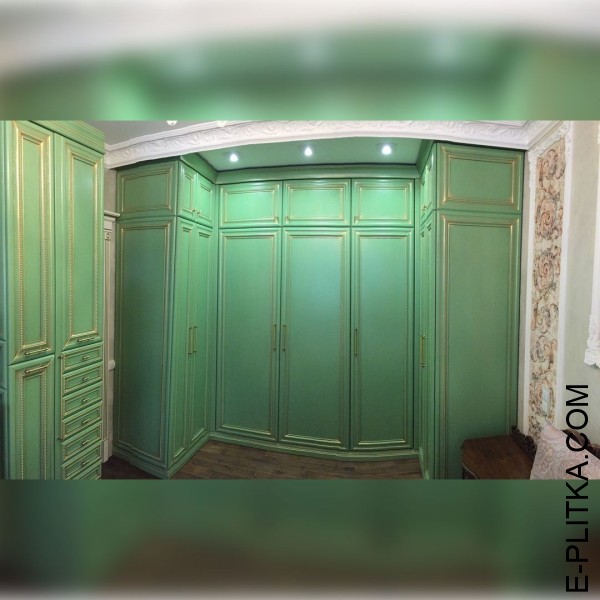 Гардеробна кімната з кутовими шафами зеленого кольору