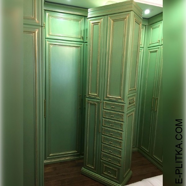 Гардеробна кімната з кутовими шафами зеленого кольору