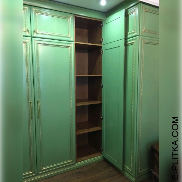 Изготавливаем гардеробные шкафы в Киеве под заказ комфортных размеров и по индивидуальному дизайн-проекту. Встроенная модель распашных шкафов для гардеробной комнаты со шпонированными фасадами. ЗВОНИТЕ ☎️ +38(073) 576 63 03  ✔️ Выбирайте наше качество и к