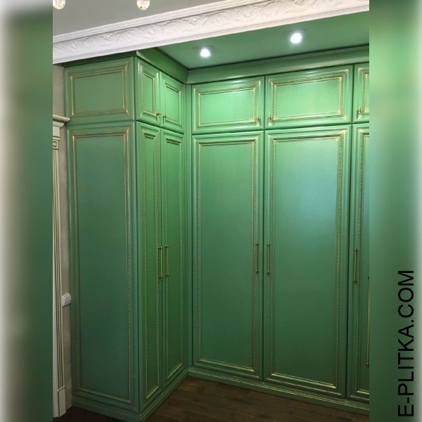 Гардеробна кімната з кутовими шафами зеленого кольору